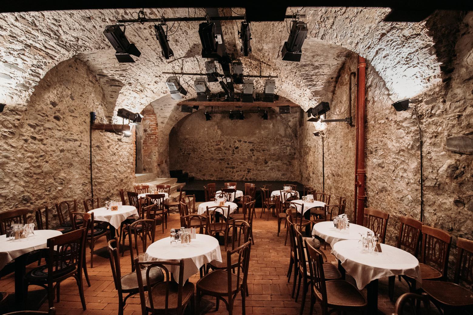 Gruppe Dekadenz: Eine stille Oase für Künstler und Bohemiens ist das Stufels-Viertel auf der anderen Seite des Eisacks. Wo vor Jahrtausenden erste menschliche Siedlungen gegründet wurden, befinden sich heute denkmalgeschützte Häuser und kleine Künstlerateliers. Unverwechselbar: der urige Kabarett-Keller der Gruppe Dekadenz. Infons unter dekadenz.it