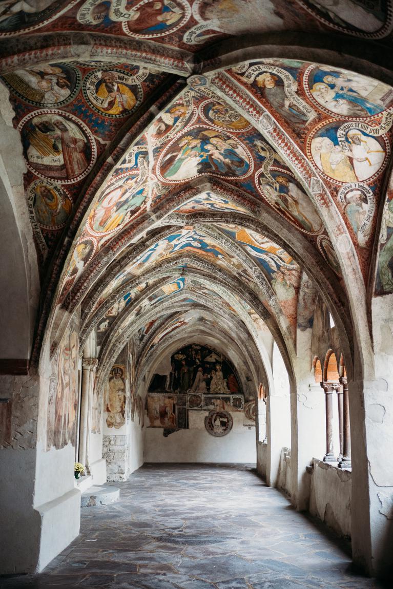 Domkreuzgang: Das Herz der Stadt liegt im alten Dombezirk. Die weit ins Mittelalter zurückreichende religiöse Tradition ist Markenkern von Brixen. Einmalig sind die Fresken aus der Zeit der Gotik, die noch heute den Kreuzgang schmücken. Ein Bildfundus, aus dem selbst noch heutige Künstler ­Inspirationen ziehen.