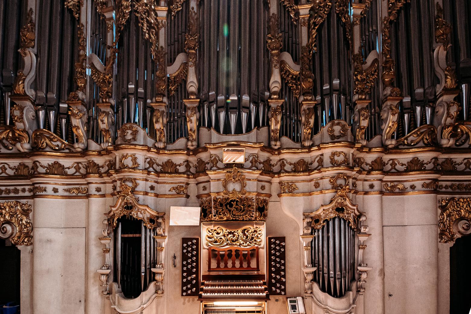 Orgelwettbewerb: Brixen kann man hören; am lautesten auf den vielen historischen Kirchenorgeln. Egal ob die mehr als 3 000 Pfeifen zählende Hauptorgel des Doms oder die nach dem Orgelbauer Daniel Herz benannte Orgel in der Frauenkirche – überall hinterlässt die Stadt ihren besonderen Sound. International berühmt ist auch der jährlich im September stattfindende Orgelwettbewerb.Infos unter danielherz.it