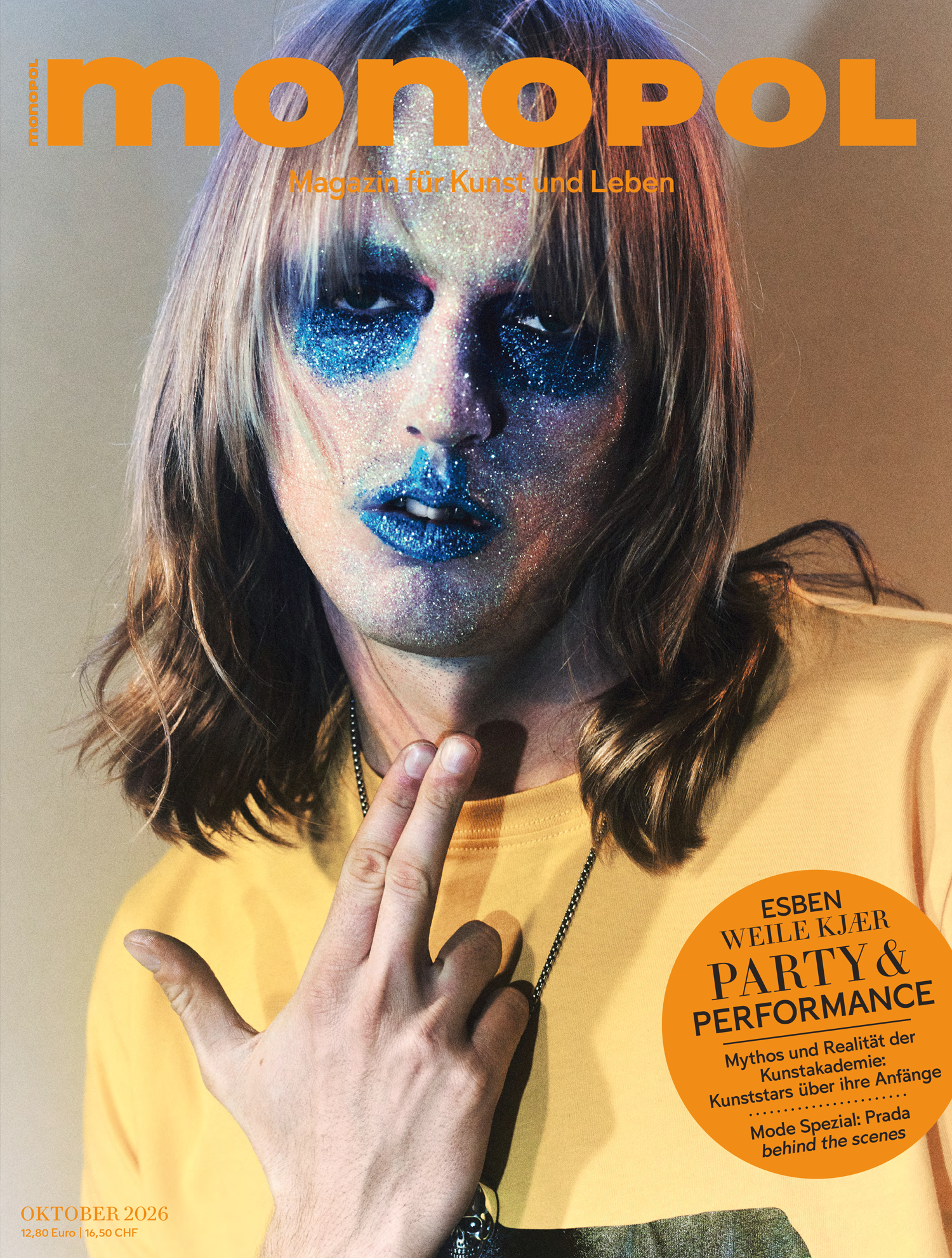 Magazincover Monopol mit Foto: Porträt einer Person mit blauem Glitter-Make-up, gelbem Shirt.