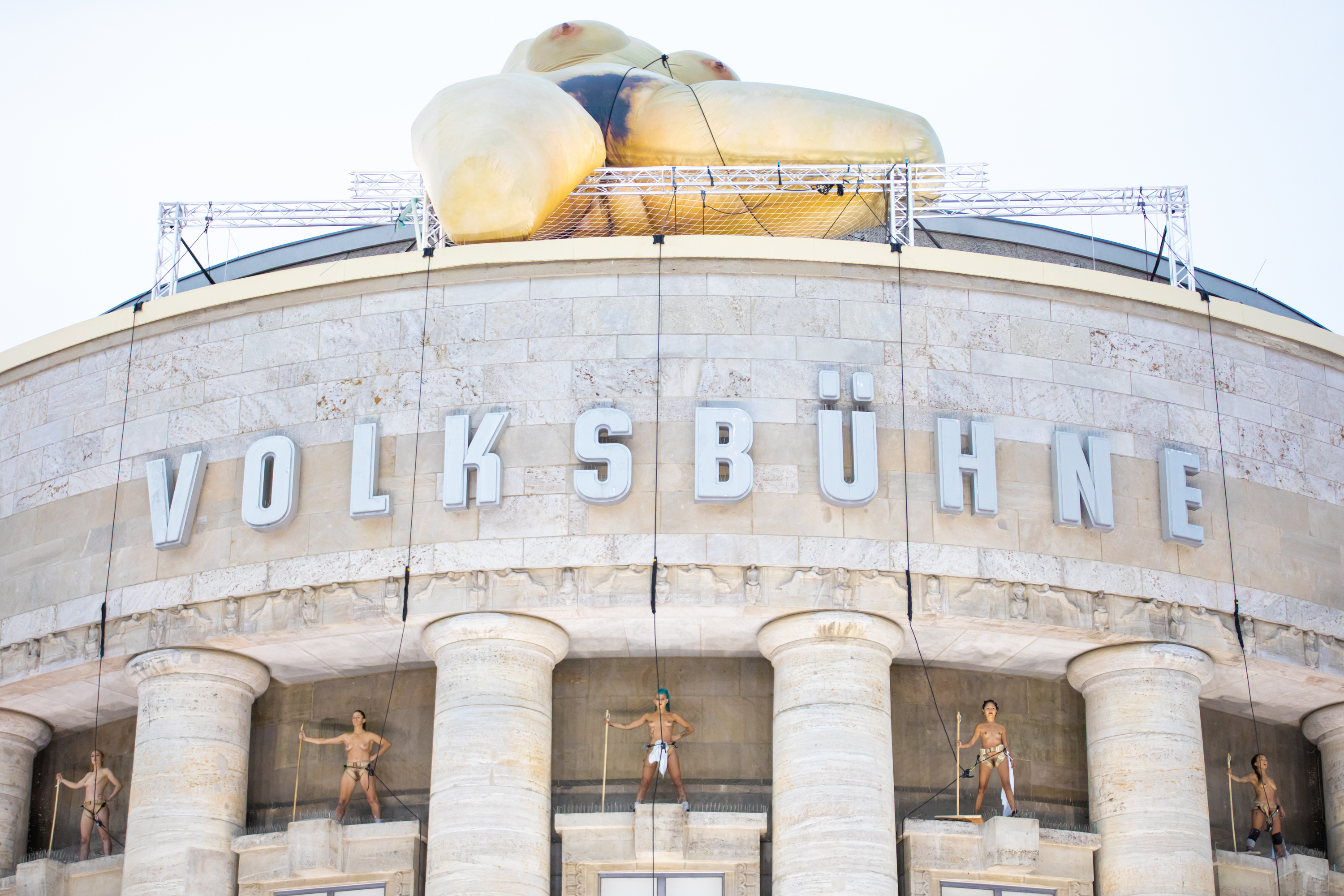 ★★★★☆: Florentina Holzinger gives Berlin’s top theater house a rubdown