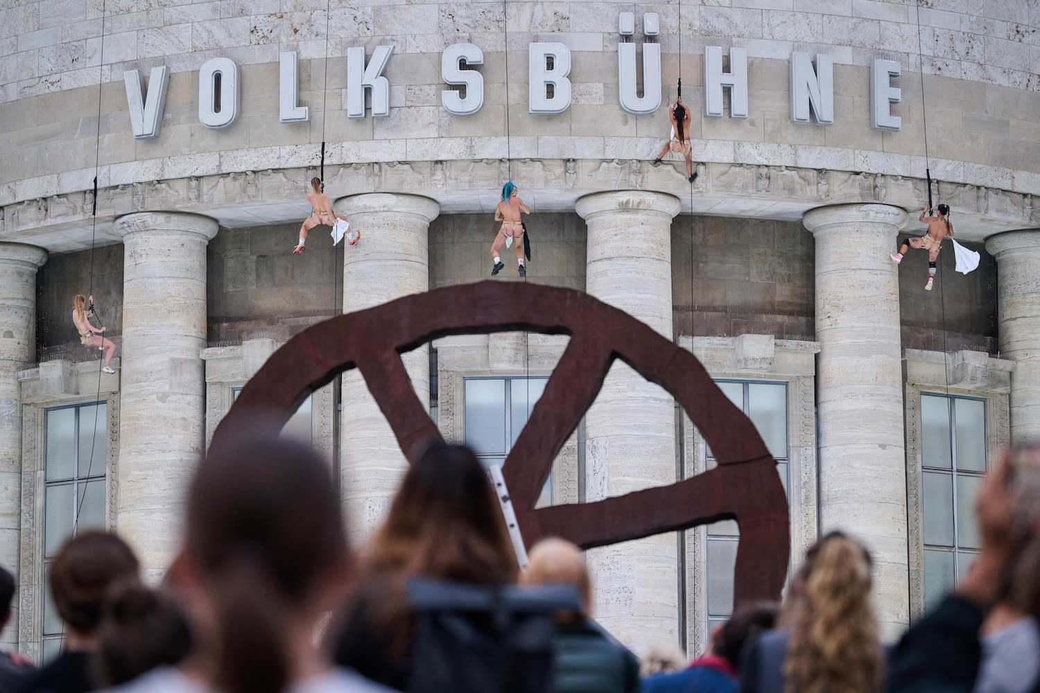Kunstaktion am Pool: Florentina Holzinger schrubbt Berliner Volksbühne