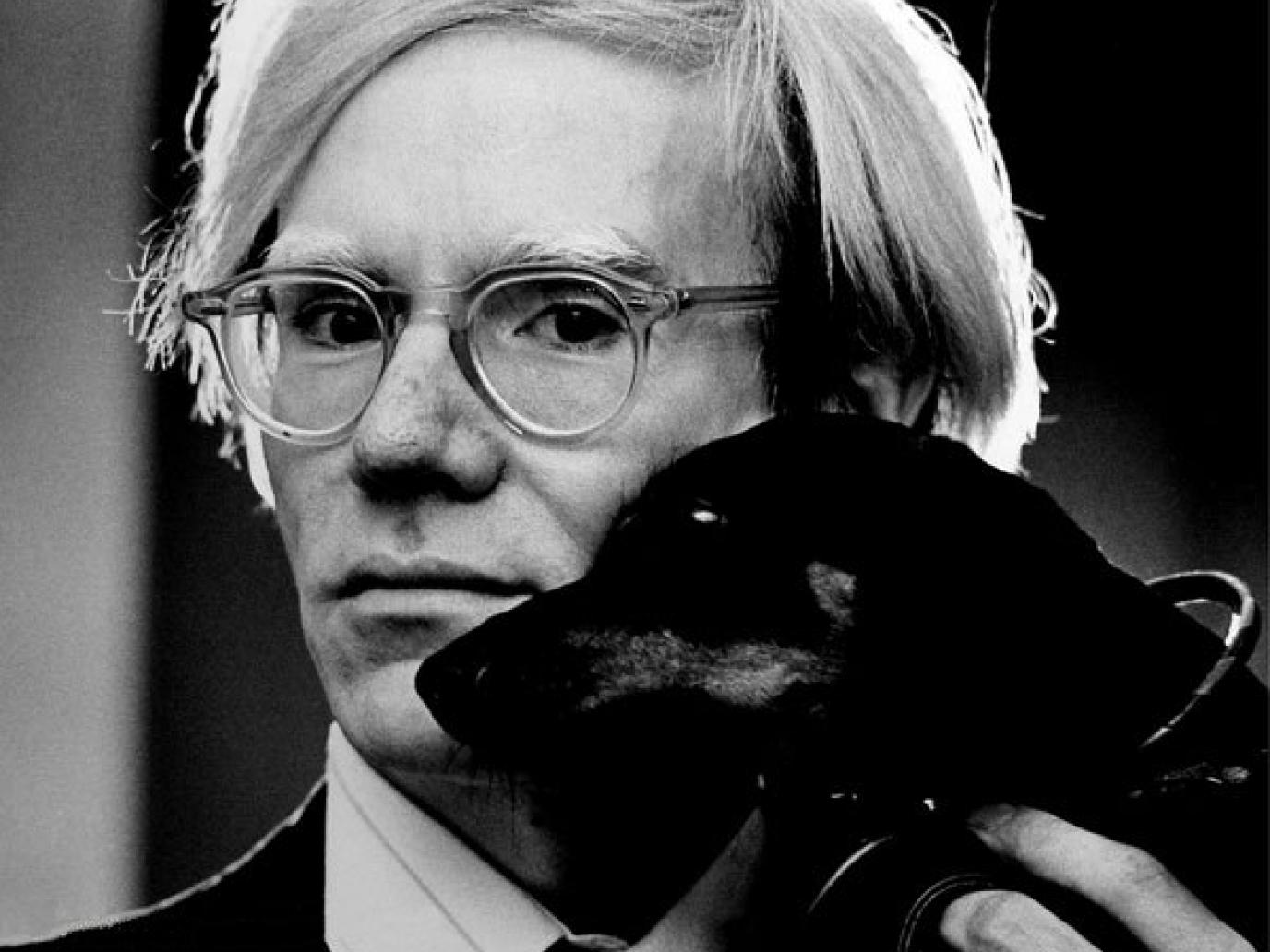 Fotoporträt von Andy Warhol mit Dackel Archie (1973), Foto: Jack Mitchell