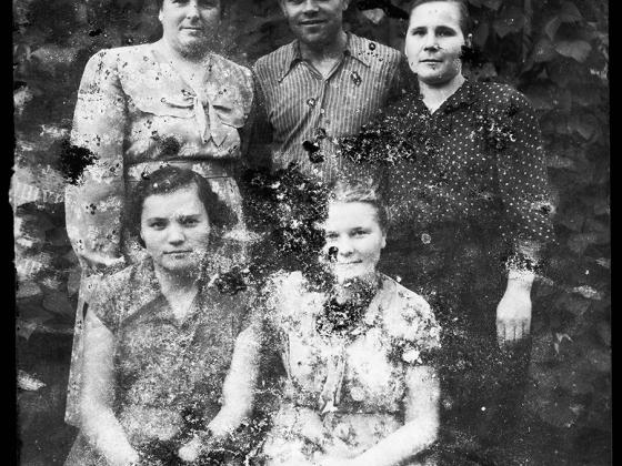 Maxim Dondyuk, Chornobyl Archive. In der Sperrzone geborgenes Familienfoto