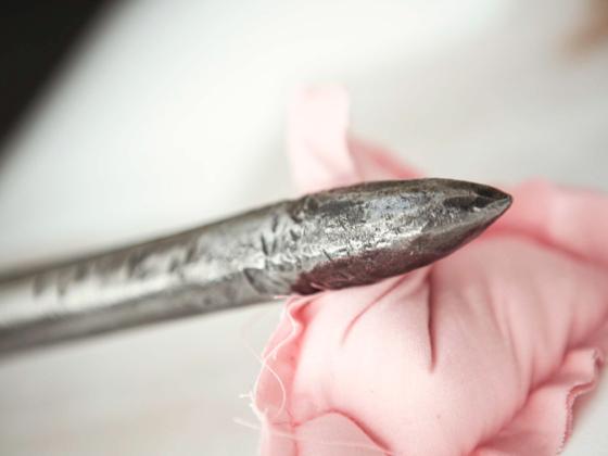 Geschmiedeter Spieß in Spargelform auf rosa Seidenkissen von Emma Zimmermann 