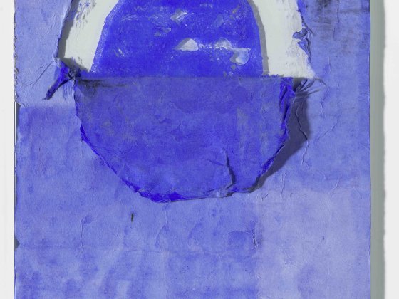 Abb. Katharina Natalie Eitel, ohne Titel, ohne Jahr, handgeschöpftes/gefärbtes Papier auf Glas, 50 x 26 cm