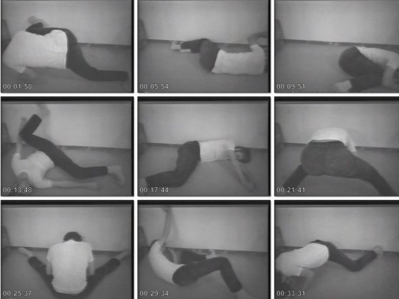 Künstler Bruce Nauman in neun verschiedenen Positionen auf dem Boden/an der Wand