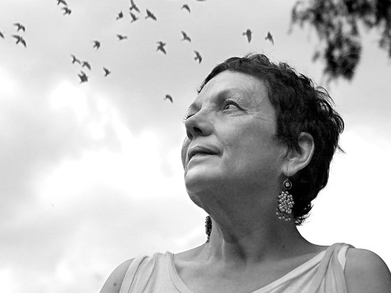 Schwarz-Weiß-Porträt Graciela Iturbide mit Vögeln im Hintergrund