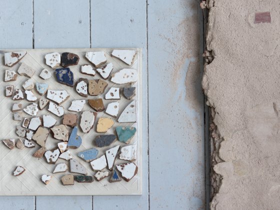 Installation aus gefundenen Scherben von Johanna Broziat