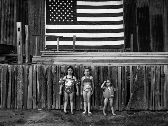 Spina Americana. Zwei Schwestern und eine Cousine, Macksville, Kansas, Juni 2021.