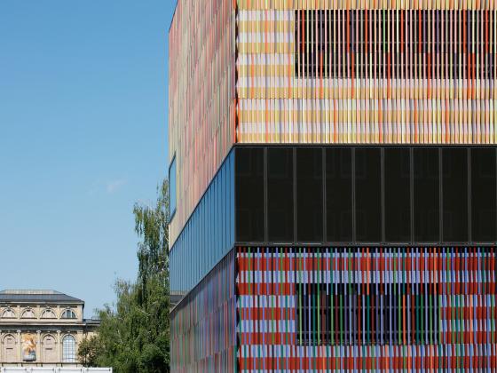 Außenansicht Museum Brandhorst mit seinen farbigen Keramikstäben