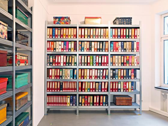 Focusing on the discovery and promotion of unique artistic positions beyond popular trends since 1988.