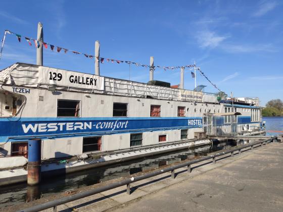 129 Gallery located on Western Comfort Hostelboat on the Spree opposite the Berlin Wall