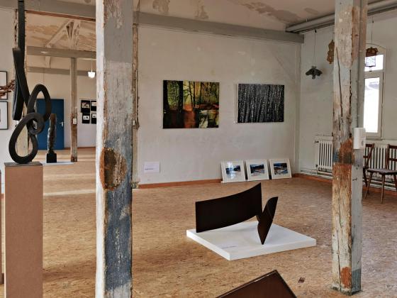 Skulpturen und Bilder in einem Raum