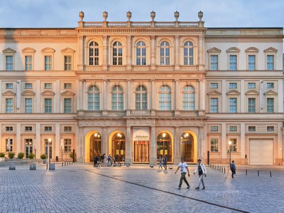 Angeleuchtete Fassade des Potsdamer Museums Barberini