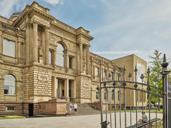 Städel Museum mit Vorplatz