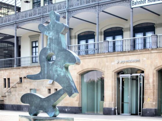 Arp Museum Bahnhof Rolandseck mit Arp-Skulptur "Bewegtes Tanzgeschmeide"