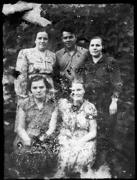 Maxim Dondyuk, Chornobyl Archive. In der Sperrzone geborgenes Familienfoto