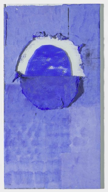Abb. Katharina Natalie Eitel, ohne Titel, ohne Jahr, handgeschöpftes/gefärbtes Papier auf Glas, 50 x 26 cm