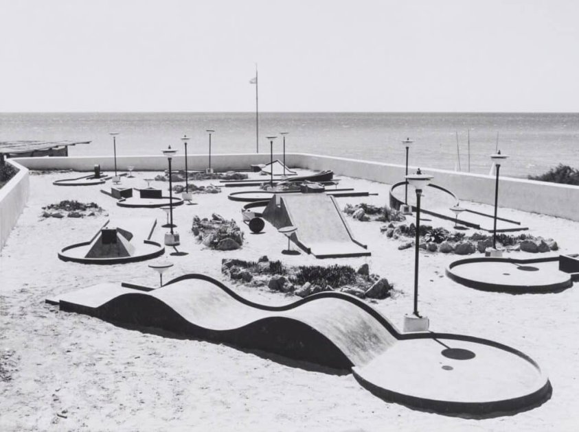 Fotografie von Herbert Albert eines Minigolfplatzes in den 1970er Jahren