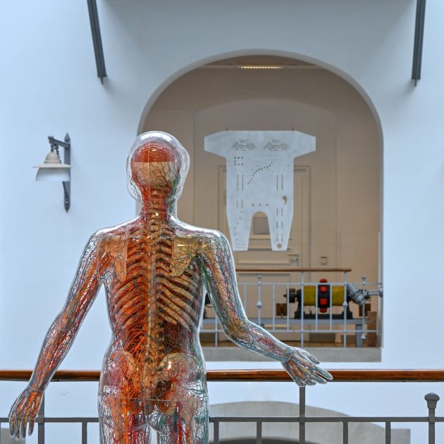 Mariechen Danz: Circuits. Mit Maschinen und  Modellen aus der Sammlung Historische Elektromaschinen und der Sammlung Hochspannungstechnik der TU Dresden und Leihgaben aus dem Deutschen Hygiene-Museum Dresden. Doppelausstellung der Galerie der Kustodie im Görges-Bau der TU Dresden mit dem Kunstverein Dresden.