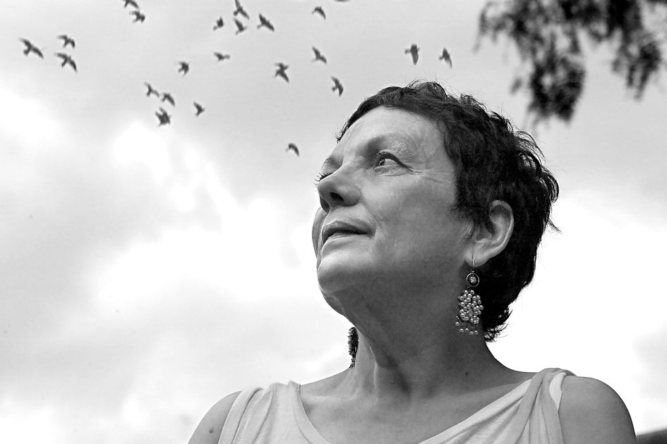 Schwarz-Weiß-Porträt Graciela Iturbide mit Vögeln im Hintergrund