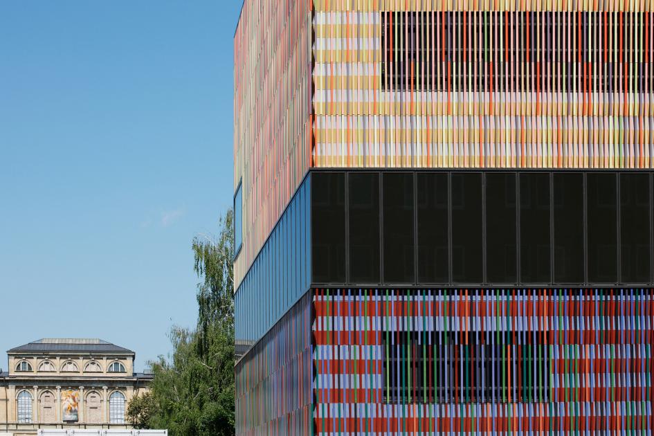 Außenansicht Museum Brandhorst mit seinen farbigen Keramikstäben