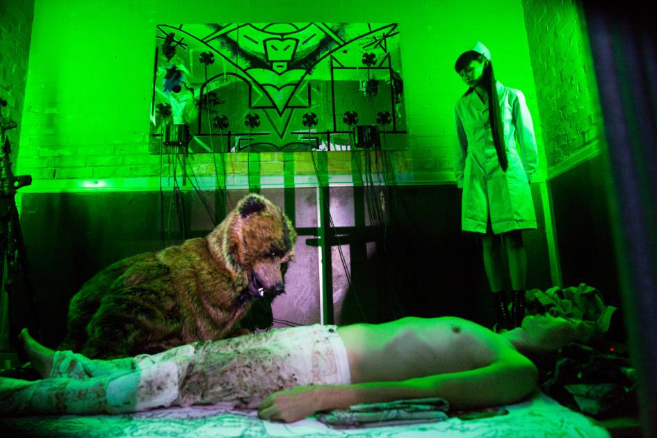 KAYA, performance at Bärenzwinger, Berlin, 2018