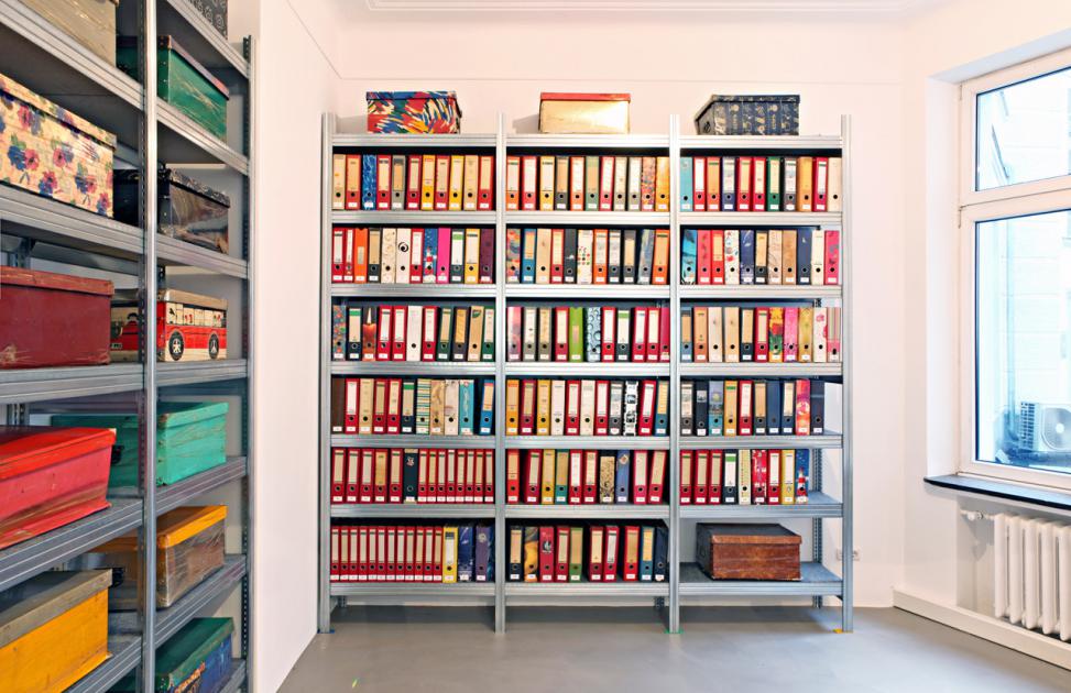 Focusing on the discovery and promotion of unique artistic positions beyond popular trends since 1988.