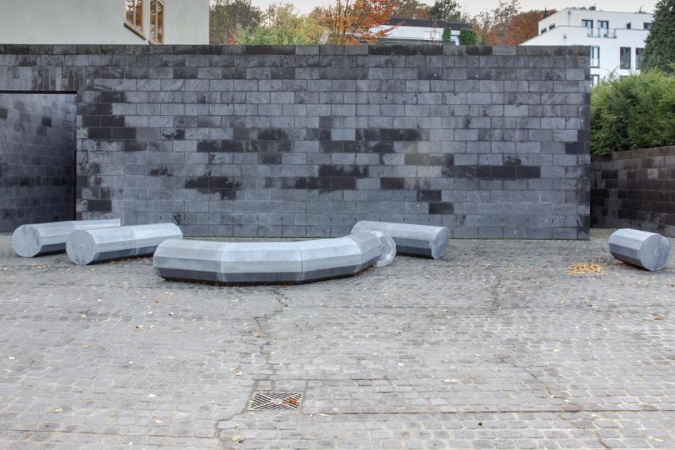 Martin Pfeifle, VikyNiky, 2019, Steel, Installation view