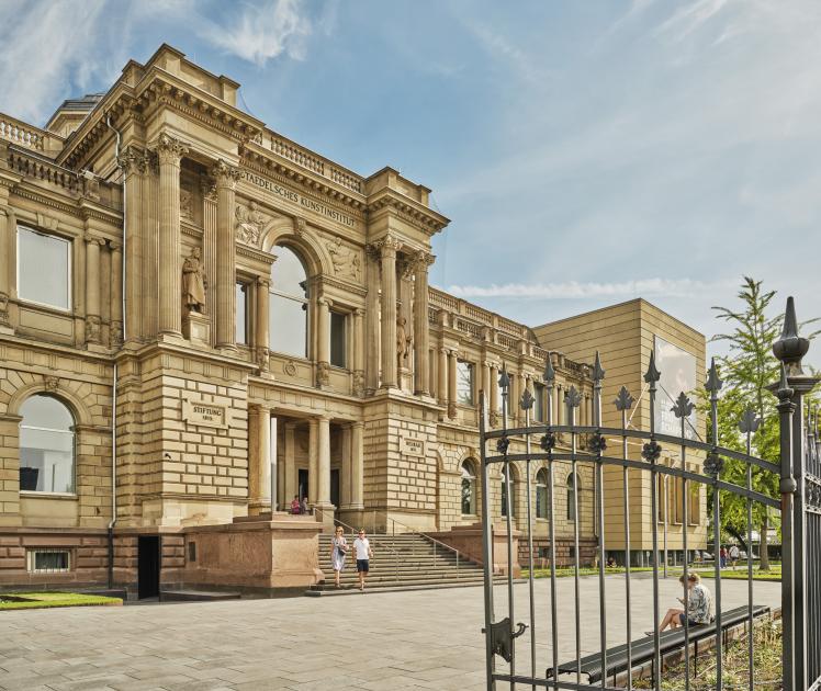 Städel Museum mit Vorplatz