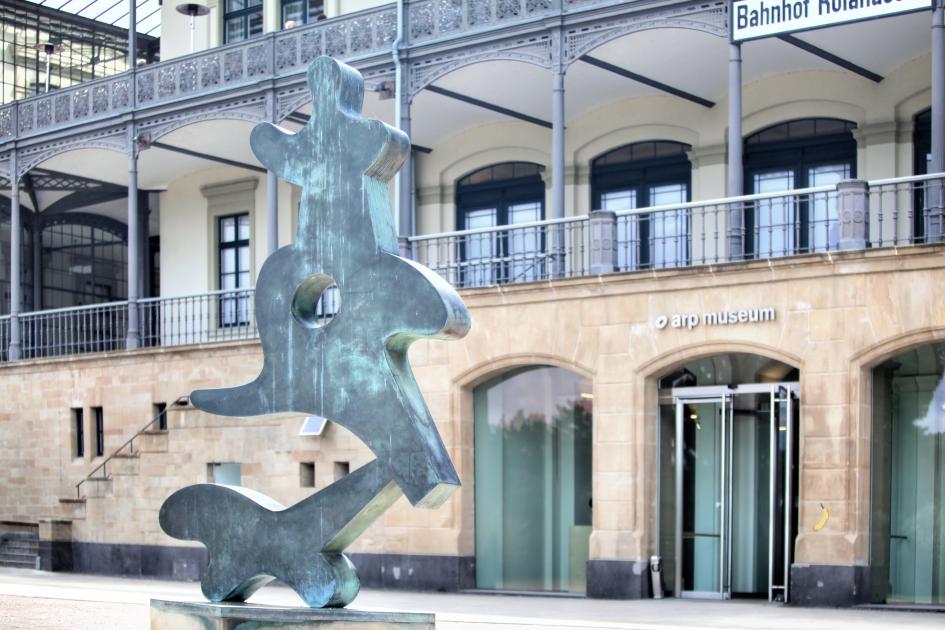 Arp Museum Bahnhof Rolandseck mit Arp-Skulptur "Bewegtes Tanzgeschmeide"