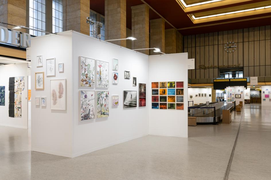 Präsentation auf der Paper Positions Berlin 2025 in der Ankunftshalle Flughafen Berlin-Tempelhof