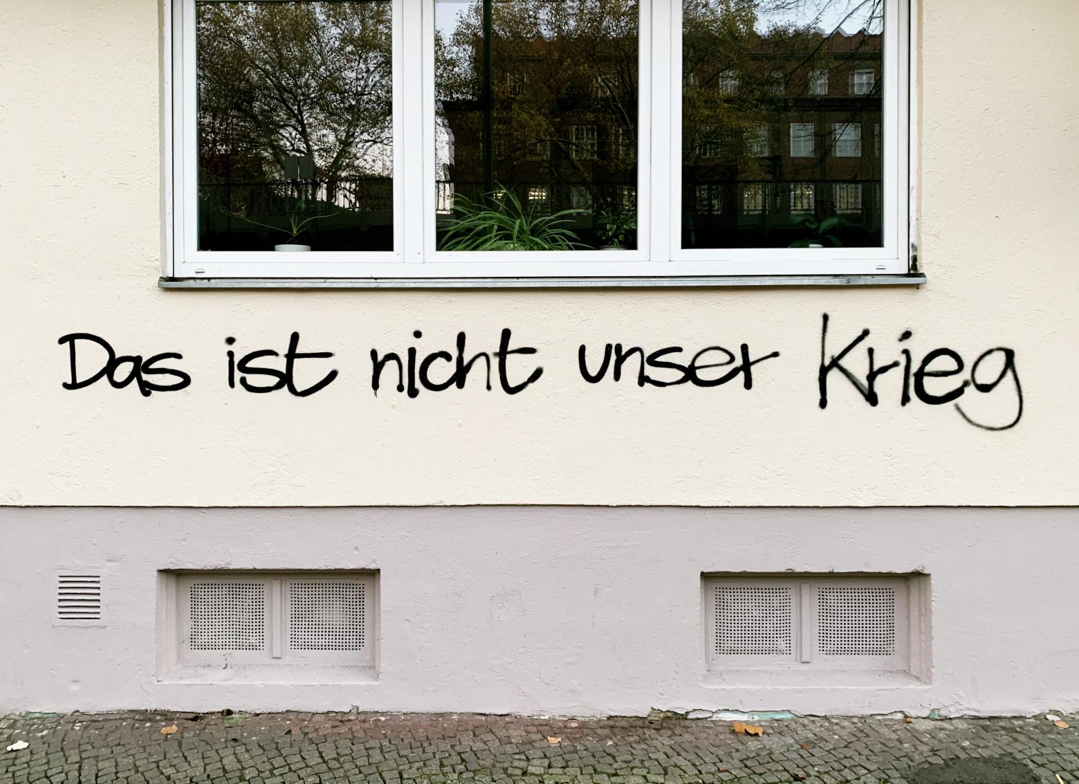 Graffiti "Das ist nicht unser Krieg" auf der Skalitzer Straße, Berlin, 2022