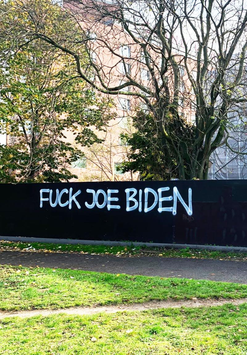 Graffiti "FUCK JOE BIDEN", Potsdamer Platz, Berlin, 2022