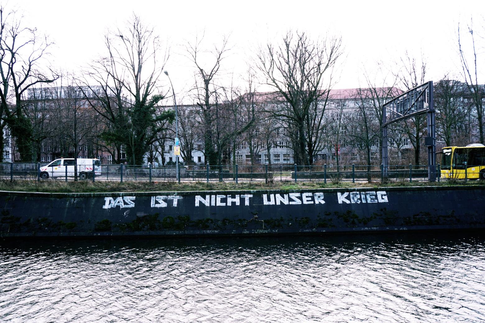 Original-Version des Graffiti "DAS IST NICHT UNSER KRIEG", Schöneberger Ufer, berlin, 2023