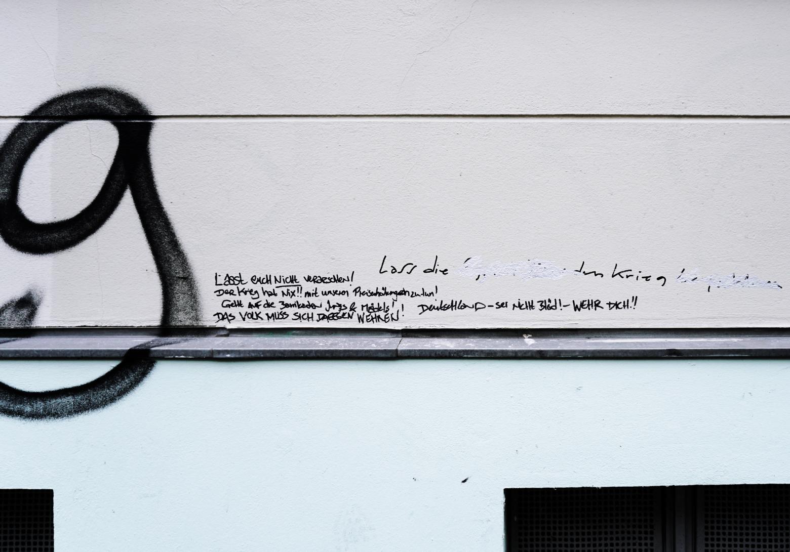 Hinzugefügte Inschriften, Skalitzer Straße, Berlin, 2023 