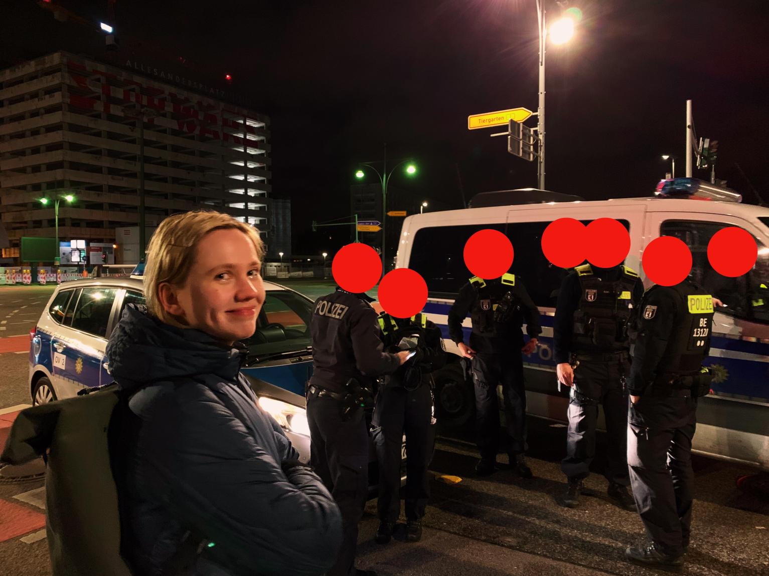 Polina Stohnushko wird von Polizisten angehalten, weil sie auf das Graffiti am Alexanderplatz mit einem eigenen Graffiti reagiert hat