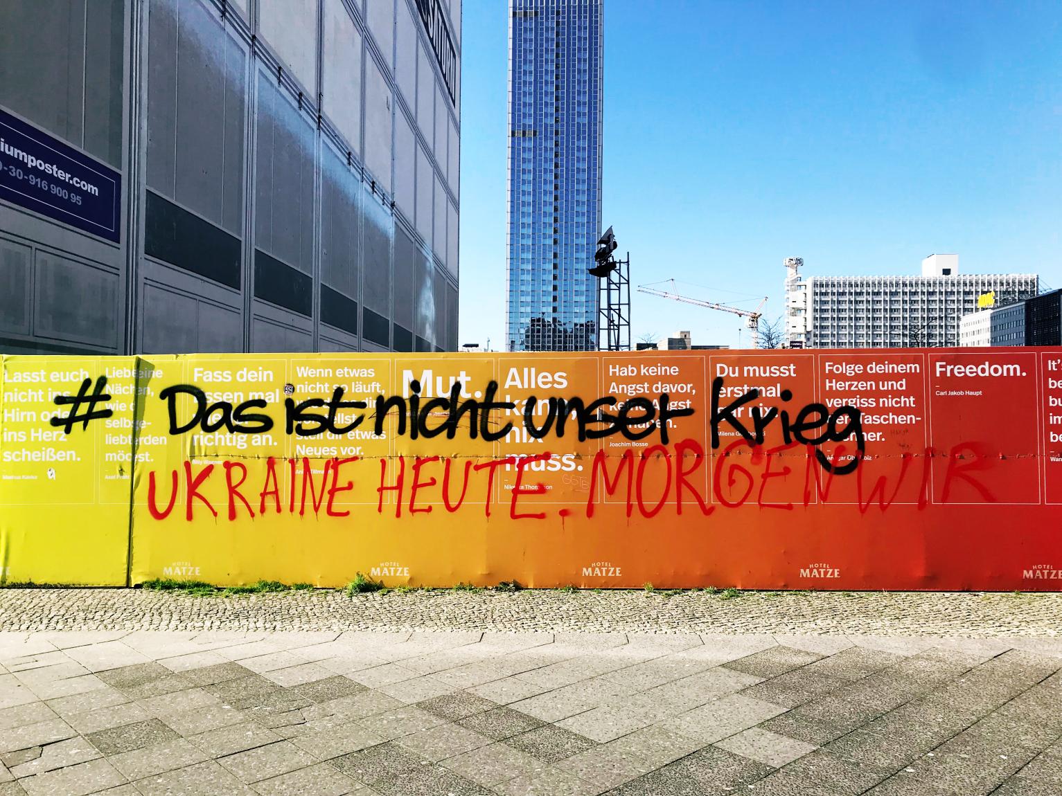 Polina Stohnushkos Reaktion auf das Graffiti am Alexanderplatz