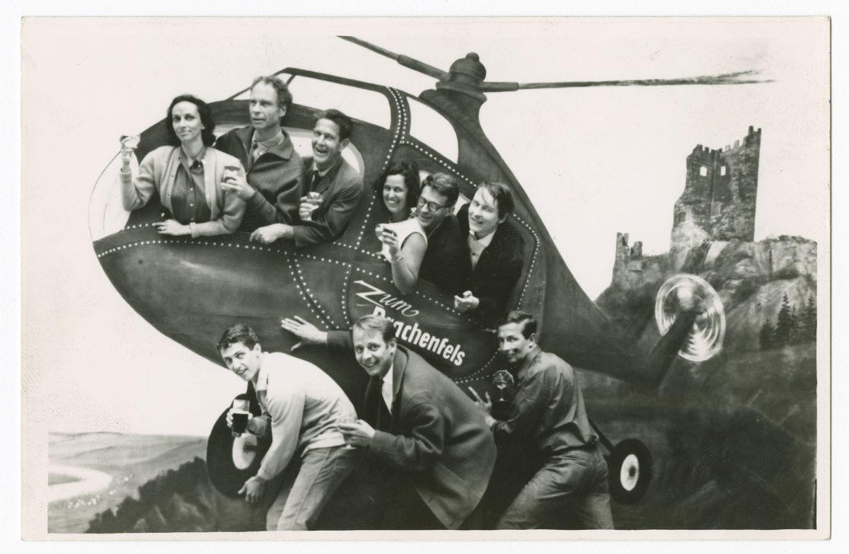 Carolyn Brown, Merce Cunningham, John Cage, Doris Stockhausen, David Tudor, Michael von Biel, Steve Paxton, Karlheinz Stockhausen und Robert Rauschenberg während der Welttournee der Merce Cunningham Dance Company, 1964