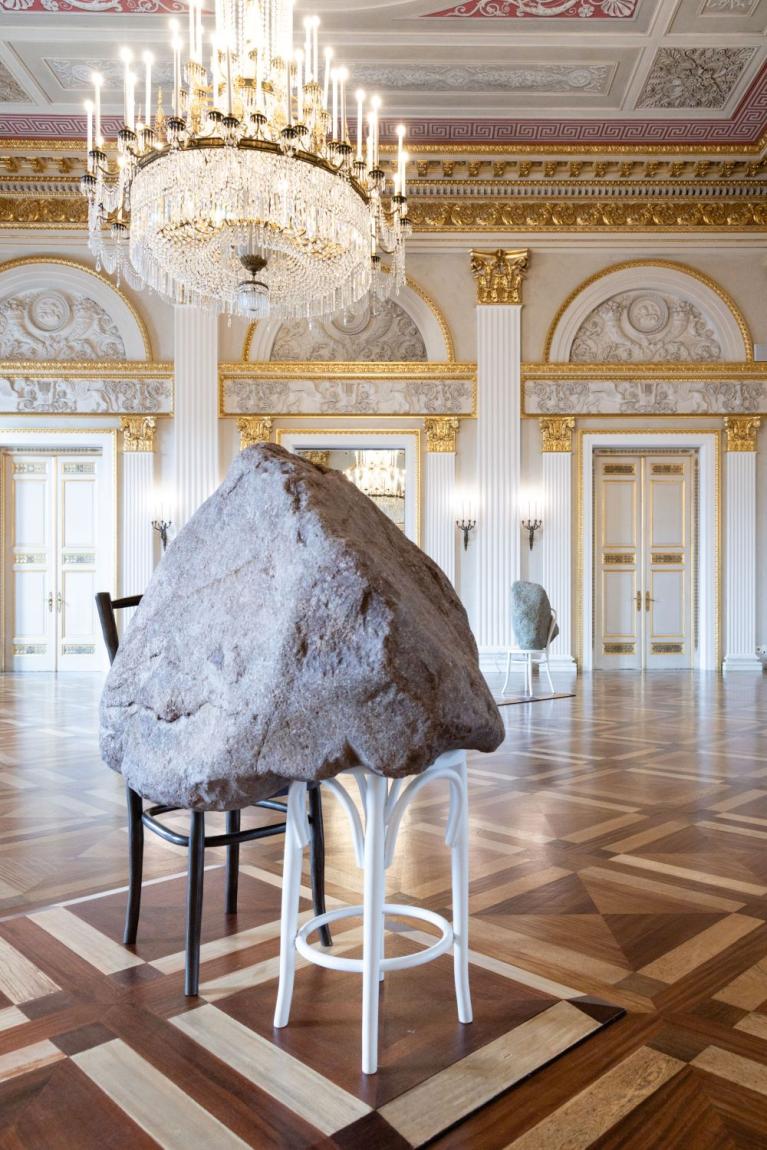 Werke von Alicja Kwade im Königssaal des Nationaltheaters München 