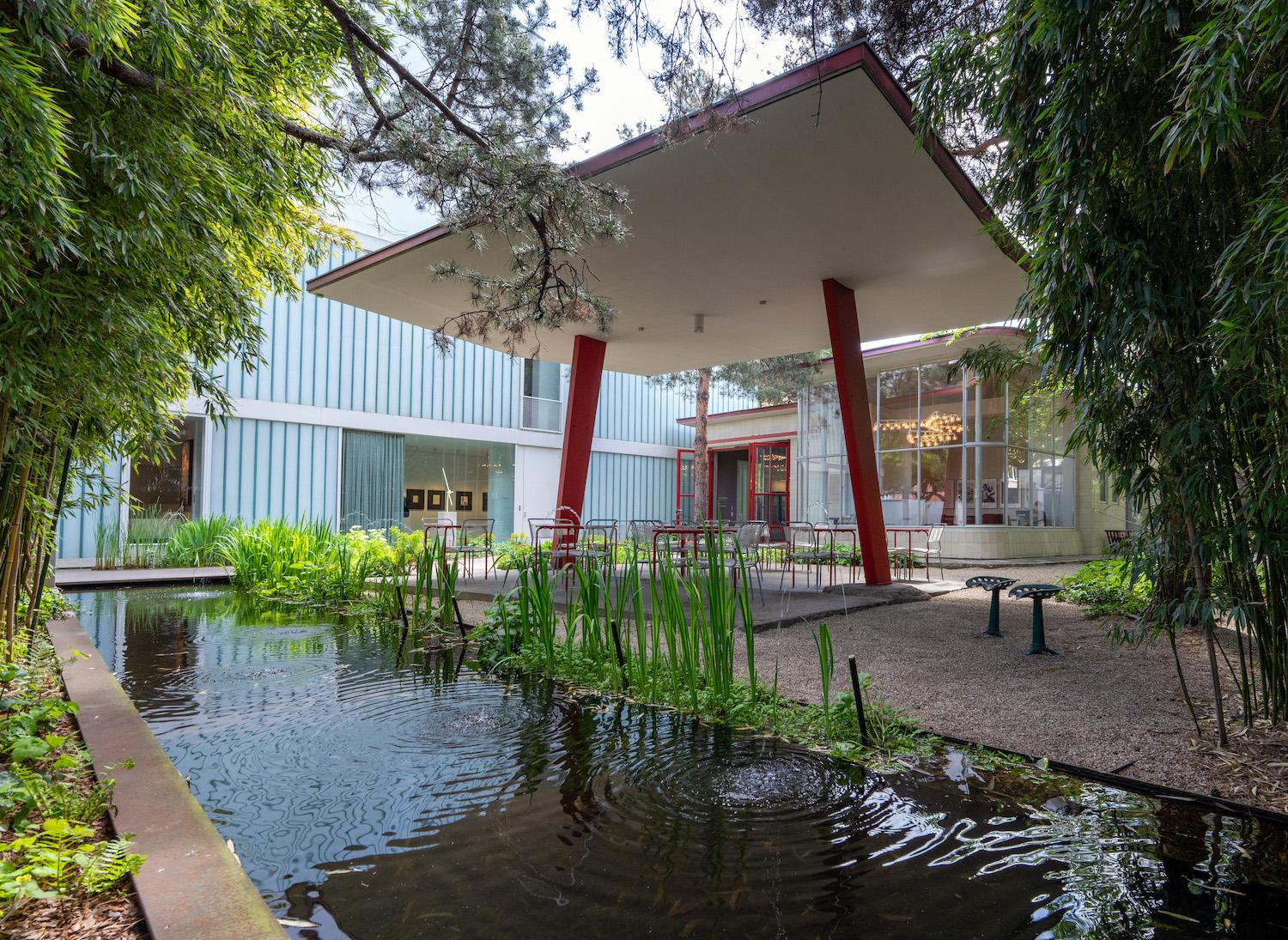 Historische Berliner Tankstelle in der Bülowstraße in Schöneberg am Rand eines künstlichen Teich