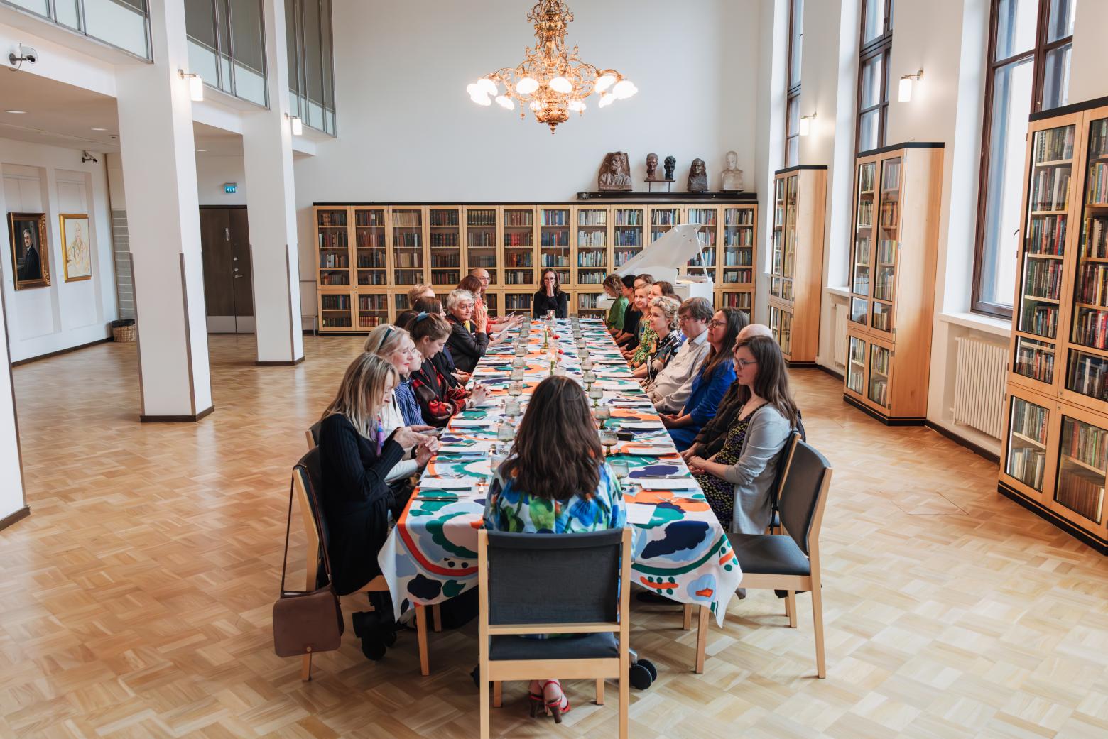 "Silence Meal" der Künstlerin Nina Backman (vor Kopf Mitte) in der Literaturgesellschaft Suomalaisen Kirjallisuuden Seura in Helsinki