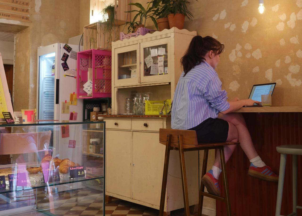 Unsere Autorin beim Arbeiten in ihrem Stamm-Schreibcafé