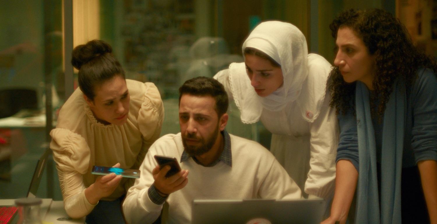 Szene aus dem Film "The Voice of Hind Rajab", unter anderen mit Motaz Malhees, Saja Kilani und Clara Khoury