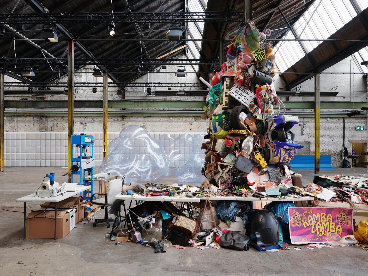 Daniel Knorr "Artist Book", zu sehen beim Kunstfestival Hallen 06