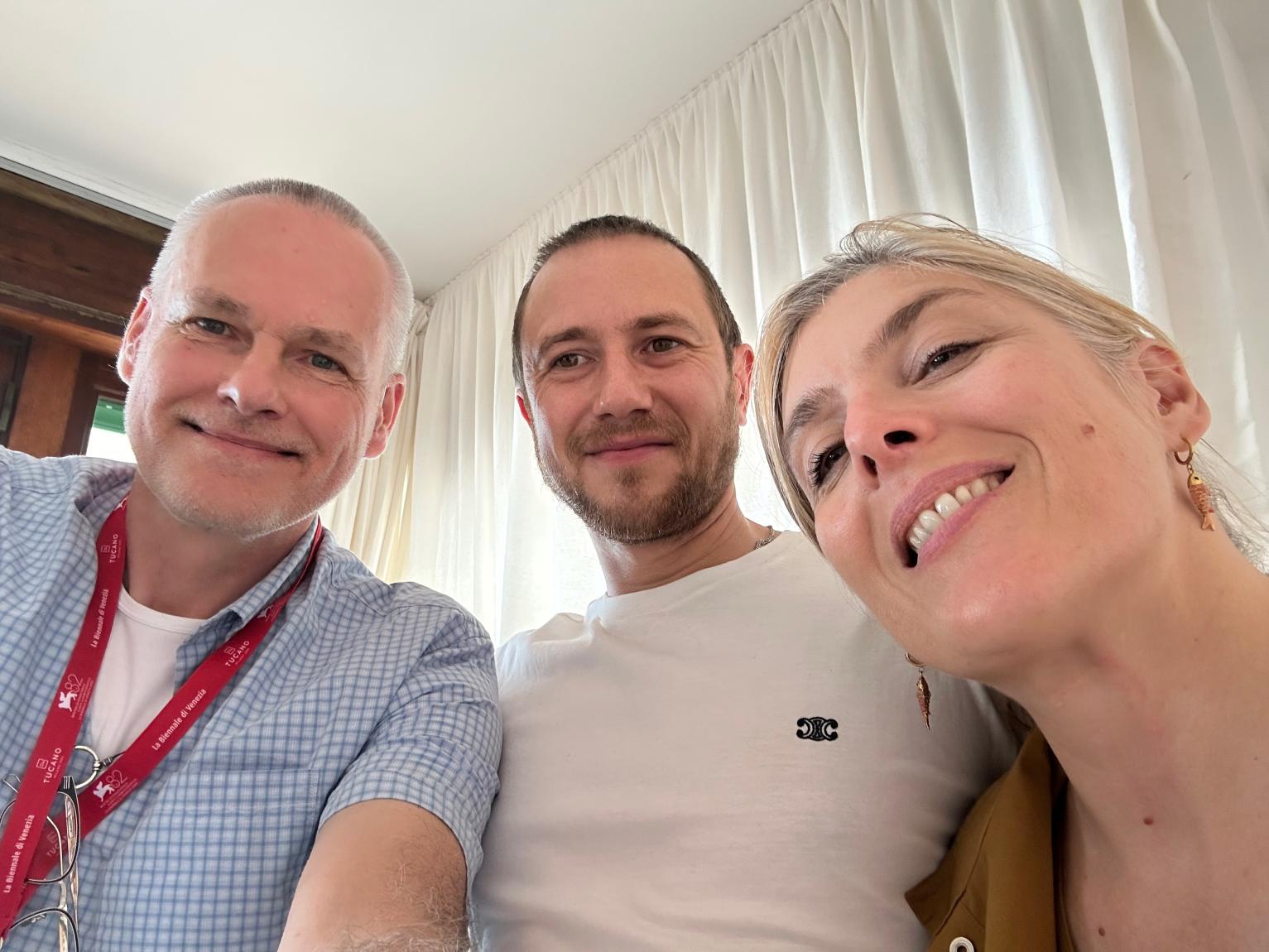 Monopol-Filmkritiker Jens Hinrichsen (links) mit Regisseurin Valerie Donzelli und Bastien Bouillon in Venedig