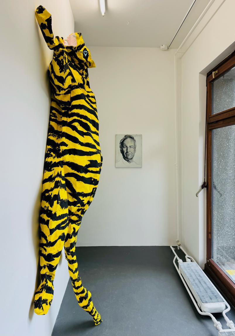 Heimo Zobernigs "o.T. (Tiger)", 2022, und Lars Friedrichs "o.T. (Stoiber)", 2001