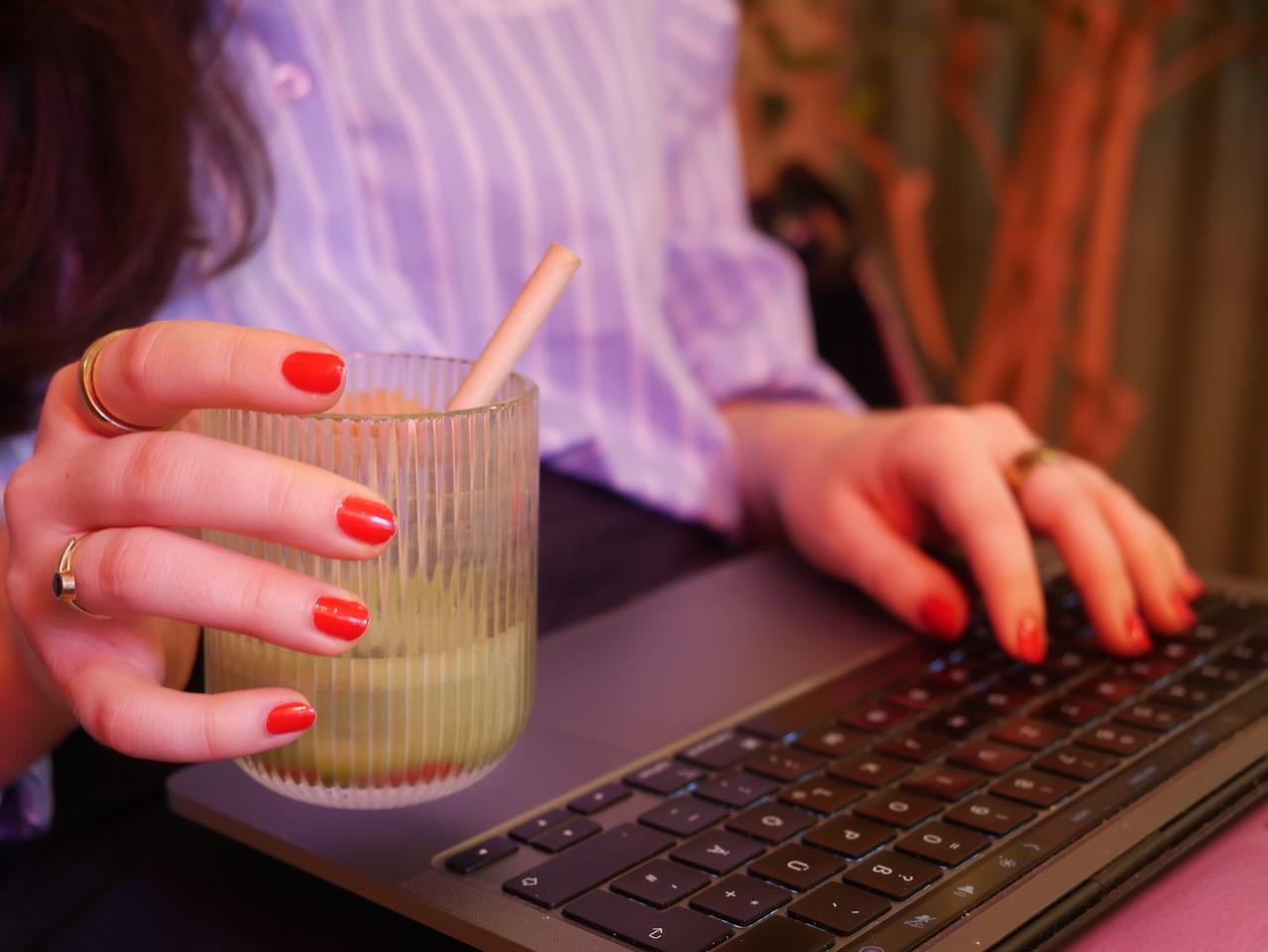 Mehr als Kaffee- oder Matcha-Versorger: Im Café denkt unsere Autorin am besten