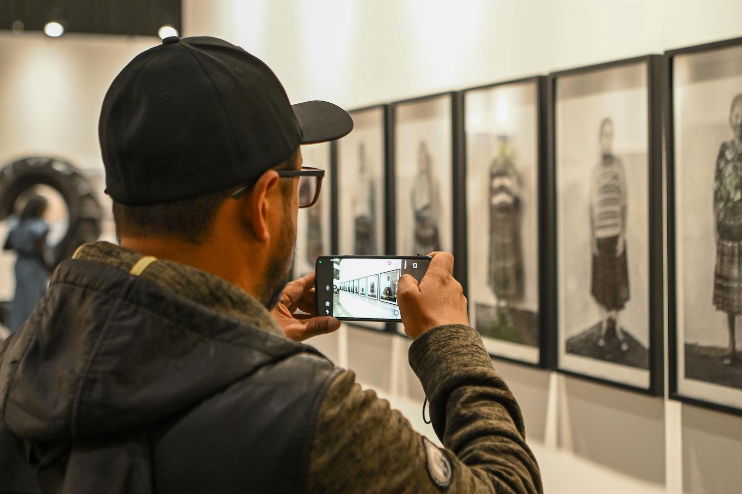 "Artbo-Besuchende bekommen gar nicht genug von Kunst aus der Region": Paz Errázuriz' Fotoserie "Sepur Zarco", die Menschenrechtsverletzungen während des bewaffneten Konflikts in Guatemala (1960–1996) thematisiert